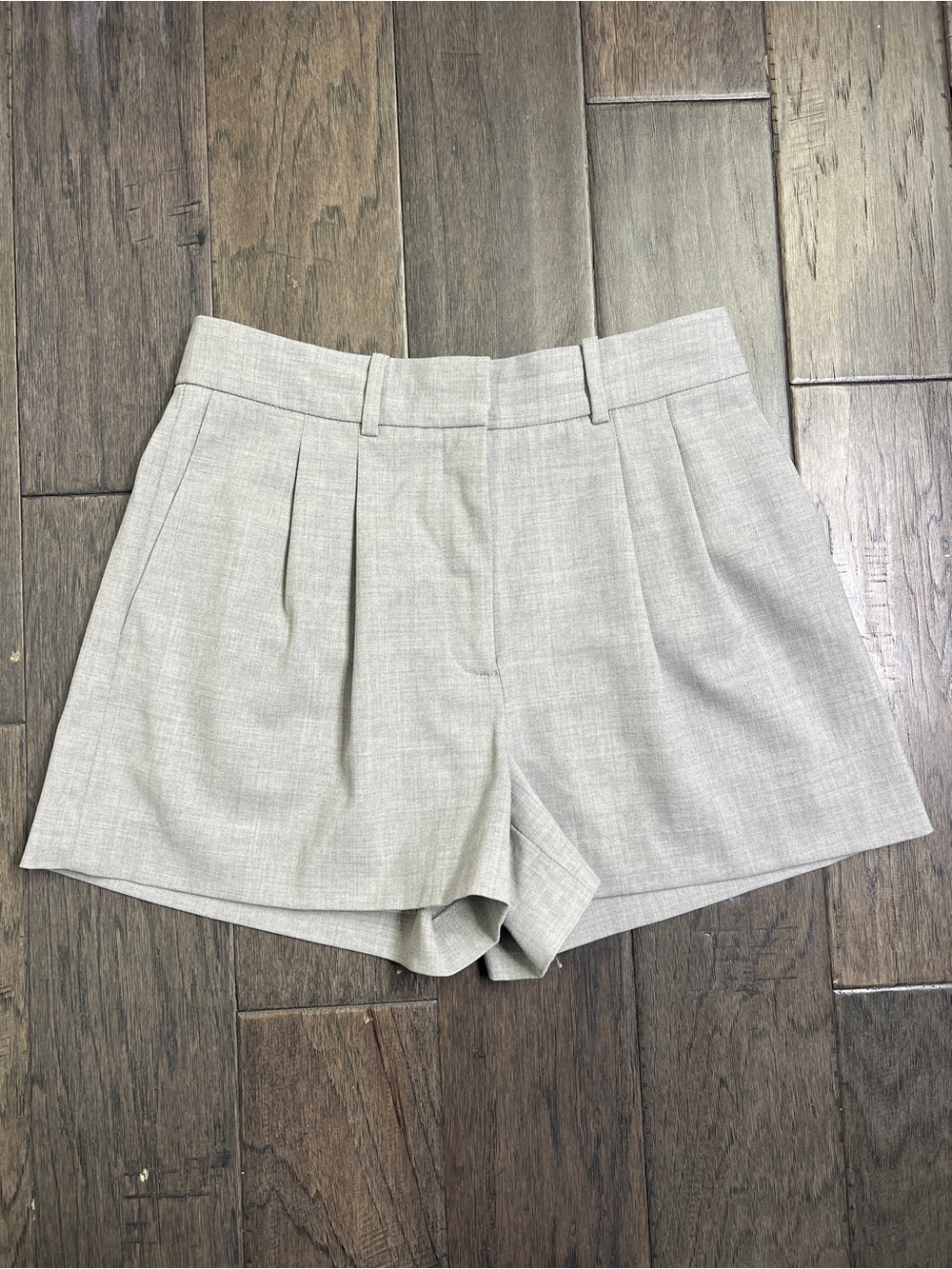 Aritzia Babaton Pleated Mini Short Heather Light Grey